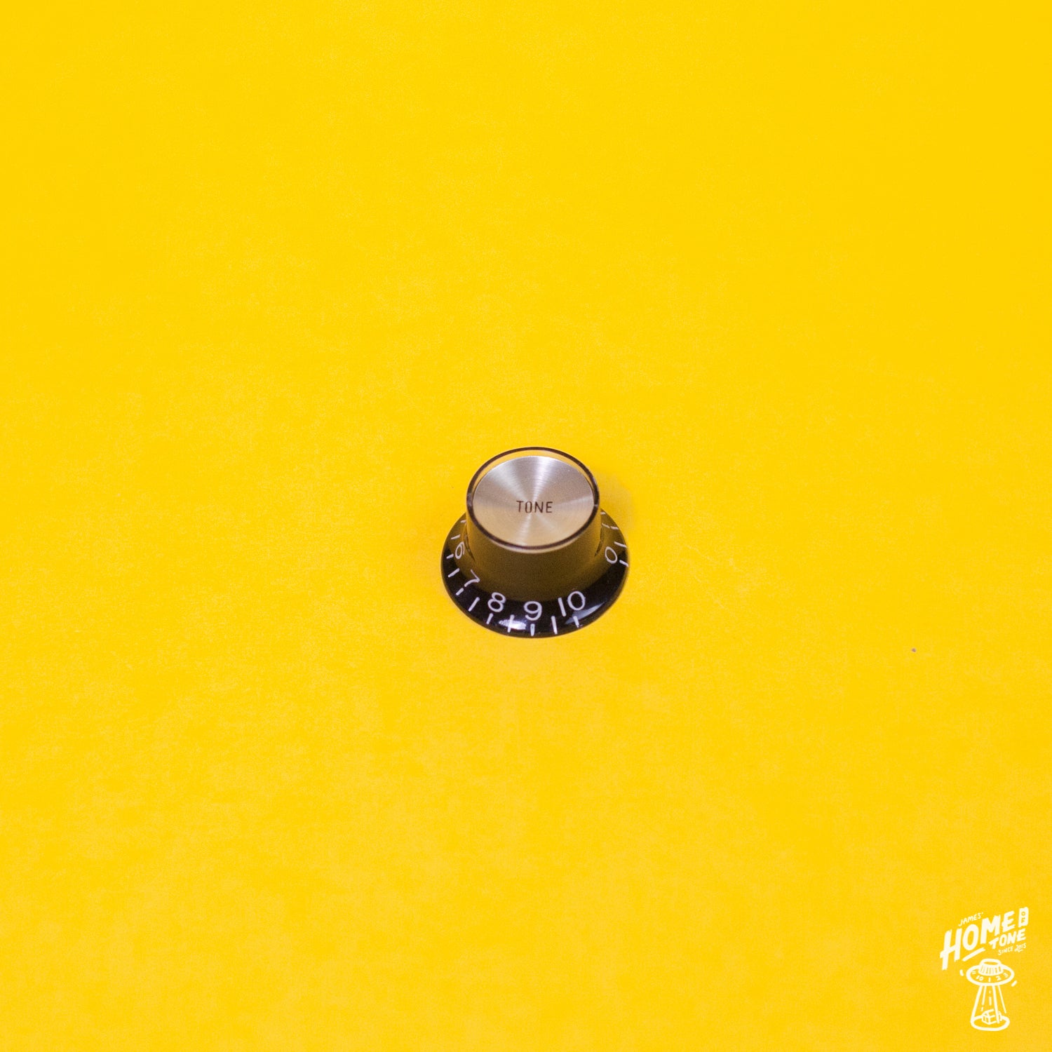 Gibson style black and gold tone reflector cap control knob