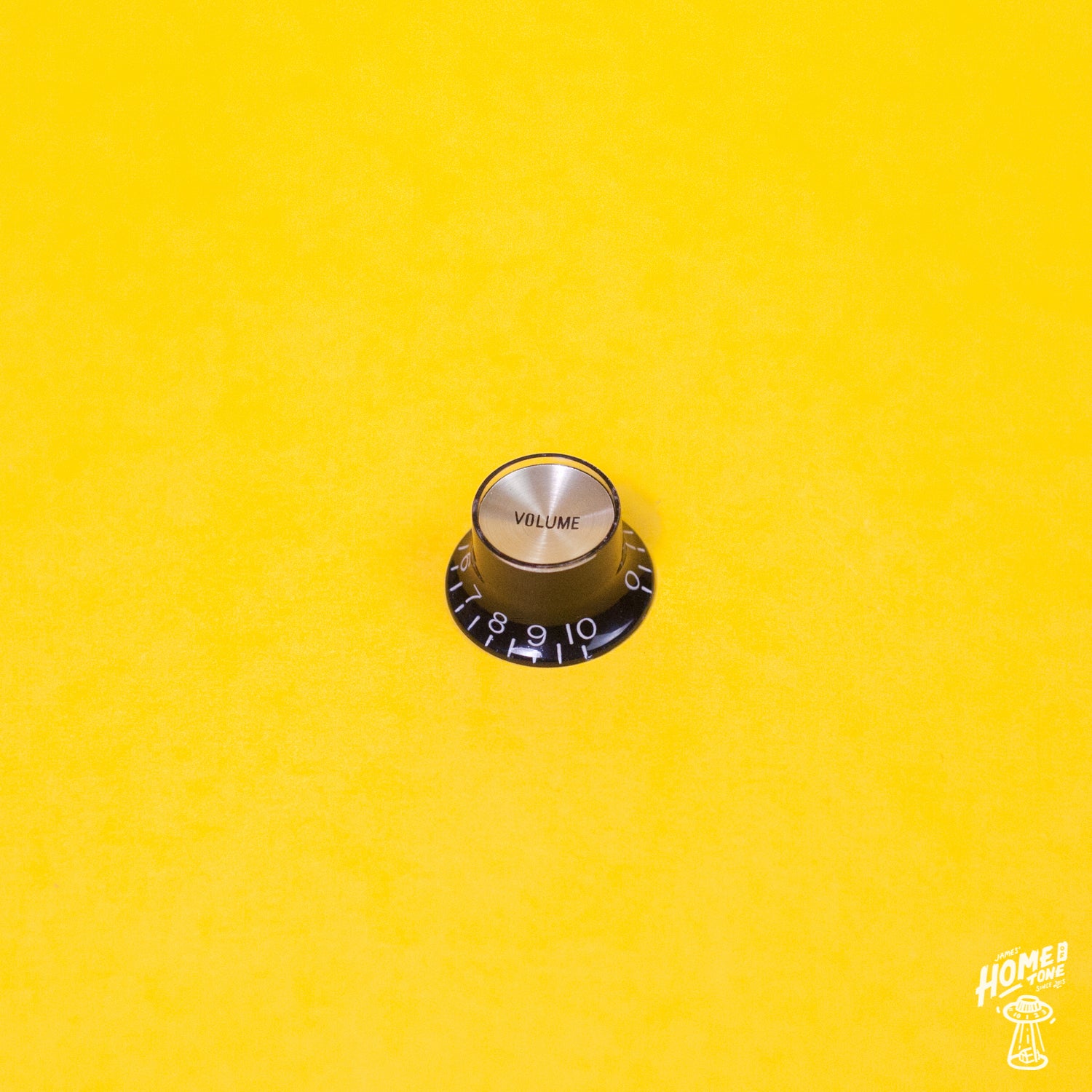 Gibson style black and gold volume reflector cap control knob