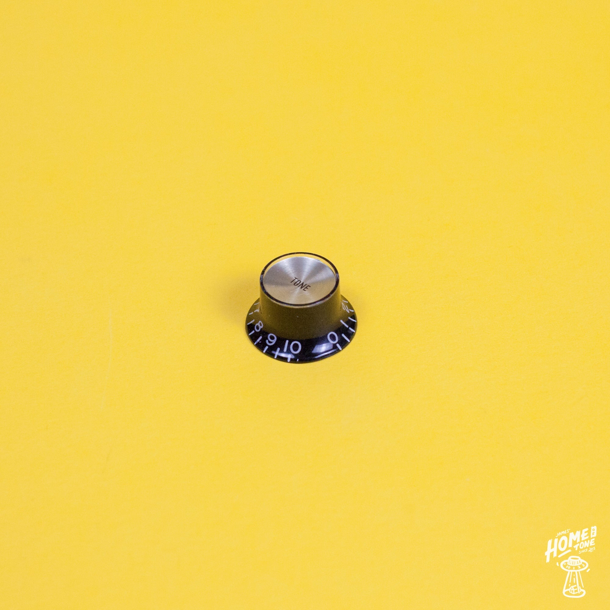 Gibson style black and silver tone reflector cap control knob