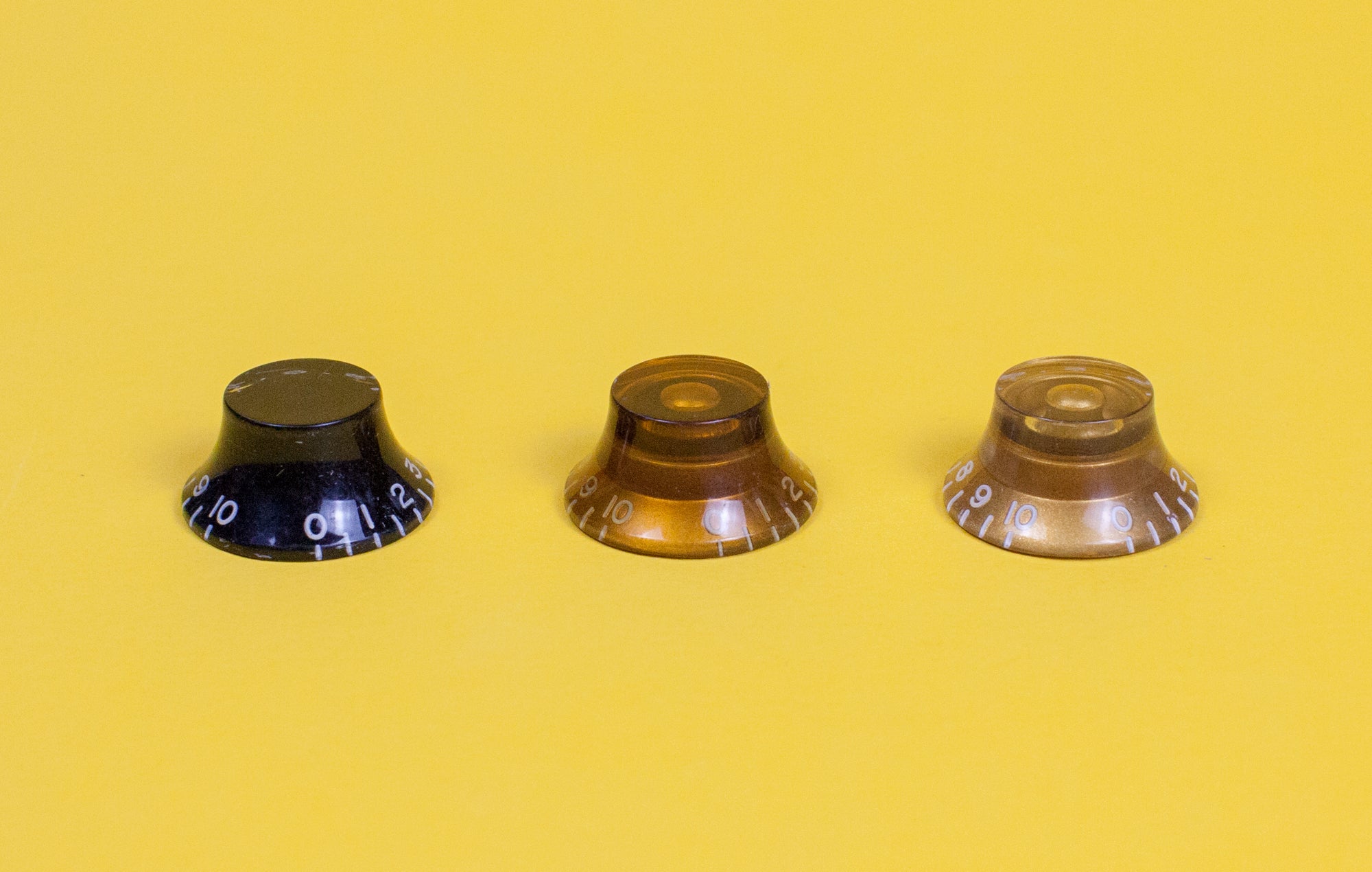 Gibson bell style control knobs in gold black and amber